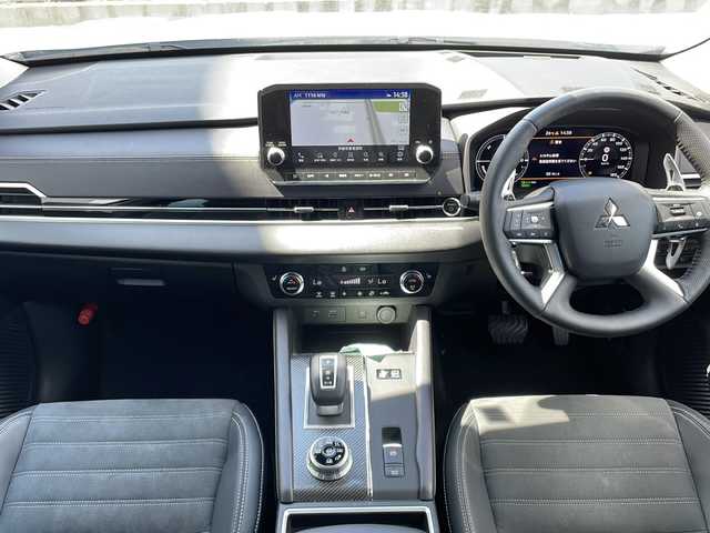 三菱 アウトランダー ＰＨＥＶ G 山口県 2022(令4)年 2.6万km ホワイトダイヤモンド 純正スマートフォン連携ナビ/・フルセグテレビ/・Bluetooth/・AM/FM/ワンオーナー/マルチアラウンドモニター/パワーバックドア/ヘッドアップディスプレイ/プラグインハイブリッド/スマートキー/プッシュスタート/クルーズコントロール（追従あり）/電動パーキングブレーキ/シートヒーター/ステアリングヒーター/パドルシフト/ルーフレール/シガーソケット/USB充電ポート/type-Cソケット×３/ペダルオペレーションモード/安全装置/・FCMブレーキアシスト/・誤発進抑制機能/・エマージェンシーストップシグナルシステム /マッドガード/リアバンパープロテクター
