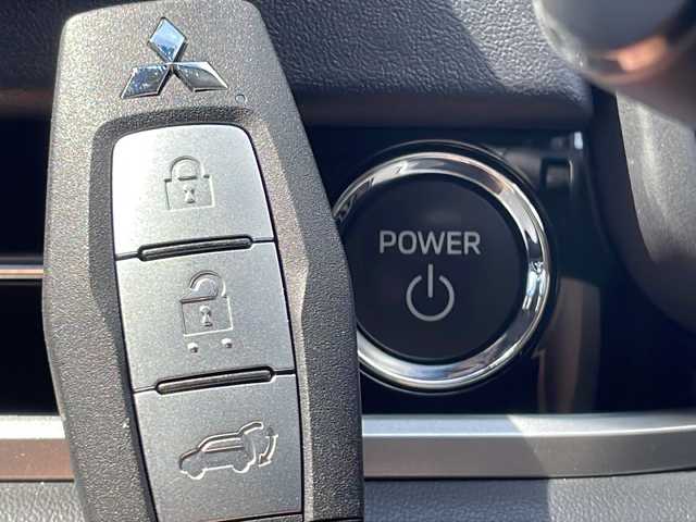 三菱 アウトランダー ＰＨＥＶ G 山口県 2022(令4)年 2.6万km ホワイトダイヤモンド 純正スマートフォン連携ナビ/・フルセグテレビ/・Bluetooth/・AM/FM/ワンオーナー/マルチアラウンドモニター/パワーバックドア/ヘッドアップディスプレイ/プラグインハイブリッド/スマートキー/プッシュスタート/クルーズコントロール（追従あり）/電動パーキングブレーキ/シートヒーター/ステアリングヒーター/パドルシフト/ルーフレール/シガーソケット/USB充電ポート/type-Cソケット×３/ペダルオペレーションモード/安全装置/・FCMブレーキアシスト/・誤発進抑制機能/・エマージェンシーストップシグナルシステム /マッドガード/リアバンパープロテクター