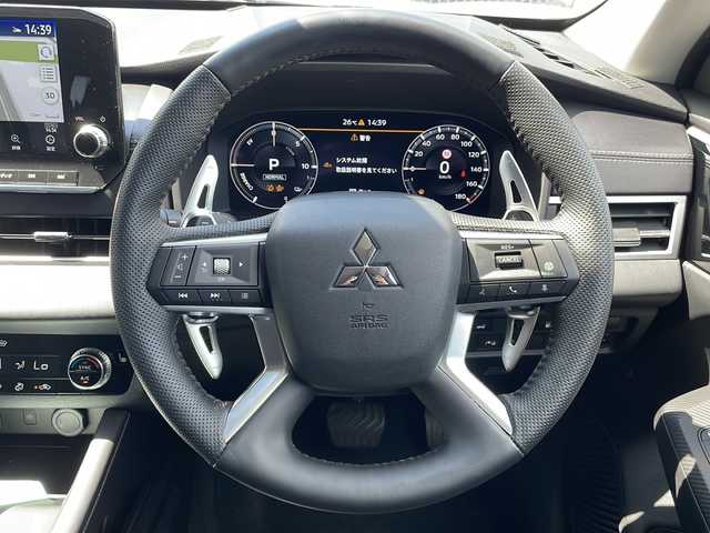 三菱 アウトランダー ＰＨＥＶ G 山口県 2022(令4)年 2.6万km ホワイトダイヤモンド 純正スマートフォン連携ナビ/・フルセグテレビ/・Bluetooth/・AM/FM/ワンオーナー/マルチアラウンドモニター/パワーバックドア/ヘッドアップディスプレイ/プラグインハイブリッド/スマートキー/プッシュスタート/クルーズコントロール（追従あり）/電動パーキングブレーキ/シートヒーター/ステアリングヒーター/パドルシフト/ルーフレール/シガーソケット/USB充電ポート/type-Cソケット×３/ペダルオペレーションモード/安全装置/・FCMブレーキアシスト/・誤発進抑制機能/・エマージェンシーストップシグナルシステム /マッドガード/リアバンパープロテクター