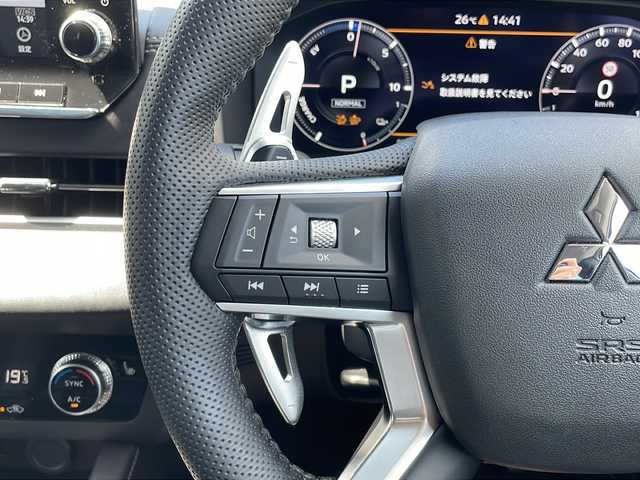三菱 アウトランダー ＰＨＥＶ G 山口県 2022(令4)年 2.6万km ホワイトダイヤモンド 純正スマートフォン連携ナビ/・フルセグテレビ/・Bluetooth/・AM/FM/ワンオーナー/マルチアラウンドモニター/パワーバックドア/ヘッドアップディスプレイ/プラグインハイブリッド/スマートキー/プッシュスタート/クルーズコントロール（追従あり）/電動パーキングブレーキ/シートヒーター/ステアリングヒーター/パドルシフト/ルーフレール/シガーソケット/USB充電ポート/type-Cソケット×３/ペダルオペレーションモード/安全装置/・FCMブレーキアシスト/・誤発進抑制機能/・エマージェンシーストップシグナルシステム /マッドガード/リアバンパープロテクター