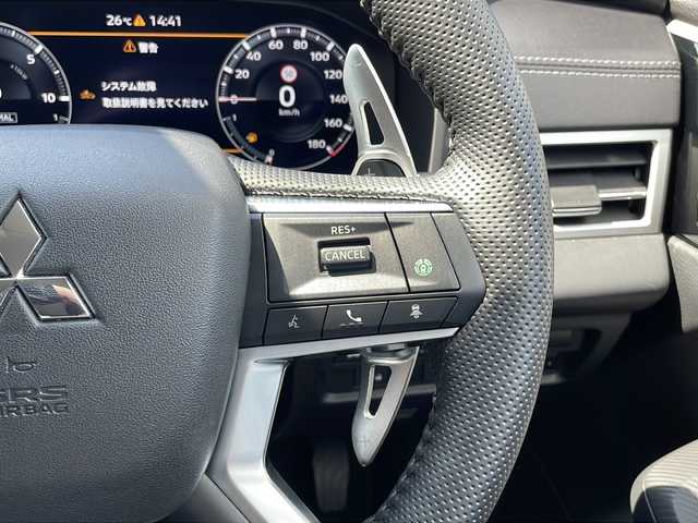 三菱 アウトランダー ＰＨＥＶ G 山口県 2022(令4)年 2.6万km ホワイトダイヤモンド 純正スマートフォン連携ナビ/・フルセグテレビ/・Bluetooth/・AM/FM/ワンオーナー/マルチアラウンドモニター/パワーバックドア/ヘッドアップディスプレイ/プラグインハイブリッド/スマートキー/プッシュスタート/クルーズコントロール（追従あり）/電動パーキングブレーキ/シートヒーター/ステアリングヒーター/パドルシフト/ルーフレール/シガーソケット/USB充電ポート/type-Cソケット×３/ペダルオペレーションモード/安全装置/・FCMブレーキアシスト/・誤発進抑制機能/・エマージェンシーストップシグナルシステム /マッドガード/リアバンパープロテクター