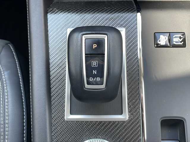三菱 アウトランダー ＰＨＥＶ G 山口県 2022(令4)年 2.6万km ホワイトダイヤモンド 純正スマートフォン連携ナビ/・フルセグテレビ/・Bluetooth/・AM/FM/ワンオーナー/マルチアラウンドモニター/パワーバックドア/ヘッドアップディスプレイ/プラグインハイブリッド/スマートキー/プッシュスタート/クルーズコントロール（追従あり）/電動パーキングブレーキ/シートヒーター/ステアリングヒーター/パドルシフト/ルーフレール/シガーソケット/USB充電ポート/type-Cソケット×３/ペダルオペレーションモード/安全装置/・FCMブレーキアシスト/・誤発進抑制機能/・エマージェンシーストップシグナルシステム /マッドガード/リアバンパープロテクター