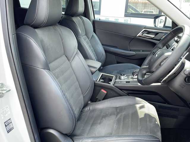 三菱 アウトランダー ＰＨＥＶ G 山口県 2022(令4)年 2.6万km ホワイトダイヤモンド 純正スマートフォン連携ナビ/・フルセグテレビ/・Bluetooth/・AM/FM/ワンオーナー/マルチアラウンドモニター/パワーバックドア/ヘッドアップディスプレイ/プラグインハイブリッド/スマートキー/プッシュスタート/クルーズコントロール（追従あり）/電動パーキングブレーキ/シートヒーター/ステアリングヒーター/パドルシフト/ルーフレール/シガーソケット/USB充電ポート/type-Cソケット×３/ペダルオペレーションモード/安全装置/・FCMブレーキアシスト/・誤発進抑制機能/・エマージェンシーストップシグナルシステム /マッドガード/リアバンパープロテクター