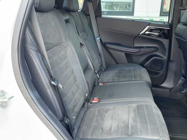 三菱 アウトランダー ＰＨＥＶ G 山口県 2022(令4)年 2.6万km ホワイトダイヤモンド 純正スマートフォン連携ナビ/・フルセグテレビ/・Bluetooth/・AM/FM/ワンオーナー/マルチアラウンドモニター/パワーバックドア/ヘッドアップディスプレイ/プラグインハイブリッド/スマートキー/プッシュスタート/クルーズコントロール（追従あり）/電動パーキングブレーキ/シートヒーター/ステアリングヒーター/パドルシフト/ルーフレール/シガーソケット/USB充電ポート/type-Cソケット×３/ペダルオペレーションモード/安全装置/・FCMブレーキアシスト/・誤発進抑制機能/・エマージェンシーストップシグナルシステム /マッドガード/リアバンパープロテクター