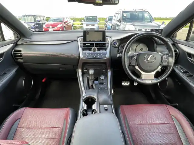レクサス ＮＸ 300h Fスポーツ 佐賀県 2015(平27)年 8.3万km ブラック チルト＆スライド式ムーンルーフ/純正ナビゲーション/・AM/FM/CD/DVD/フルセグ/BT//・パノラミックビューモニター/赤黒コンビレザーシート/・パワーシート「運転席/助手席」/・シートベンチレーション「運転席/助手席」/・シートヒーター「運転席/助手席」/・シートメモリー/ブラインドスポットモニター/レーダー探知機/パドルシフト/ステアリングヒーター/パワーバックドア/電動パーキングブレーキ/・オートホールド機能付/純正18インチアルミホイール/純正フロアマット/革巻きステアリング/ステアリングリモコン/USB入力端子/スマートキー/ETC/新車保証書/取扱説明書/スペアキー1本/プリクラッシュセーフティシステム（PCS）/・レーダークルーズコントロール/・レーンディパーチャーアラート（LDA：車線逸脱警報）/・オートマチックハイビーム（AHB）/・リヤクロストラフィックアラート（RCTA） /・VSC（車両安定制御システム）/・TRC（トラクションコントロール）/・ABS（アンチロックブレーキシステム）/・EBD（電子制動力配分制御）/・ヒルスタートアシストコントロール