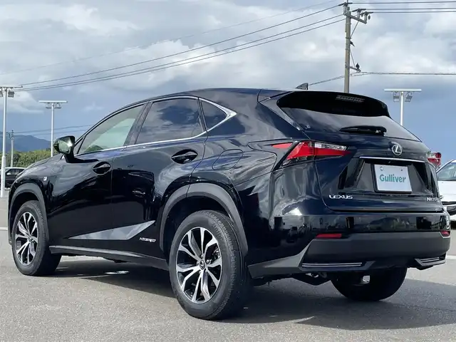 レクサス ＮＸ 300h Fスポーツ 佐賀県 2015(平27)年 8.3万km ブラック チルト＆スライド式ムーンルーフ/純正ナビゲーション/・AM/FM/CD/DVD/フルセグ/BT//・パノラミックビューモニター/赤黒コンビレザーシート/・パワーシート「運転席/助手席」/・シートベンチレーション「運転席/助手席」/・シートヒーター「運転席/助手席」/・シートメモリー/ブラインドスポットモニター/レーダー探知機/パドルシフト/ステアリングヒーター/パワーバックドア/電動パーキングブレーキ/・オートホールド機能付/純正18インチアルミホイール/純正フロアマット/革巻きステアリング/ステアリングリモコン/USB入力端子/スマートキー/ETC/新車保証書/取扱説明書/スペアキー1本/プリクラッシュセーフティシステム（PCS）/・レーダークルーズコントロール/・レーンディパーチャーアラート（LDA：車線逸脱警報）/・オートマチックハイビーム（AHB）/・リヤクロストラフィックアラート（RCTA） /・VSC（車両安定制御システム）/・TRC（トラクションコントロール）/・ABS（アンチロックブレーキシステム）/・EBD（電子制動力配分制御）/・ヒルスタートアシストコントロール