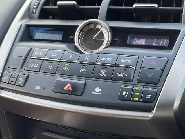レクサス ＮＸ 300h Fスポーツ 佐賀県 2015(平27)年 8.3万km ブラック チルト＆スライド式ムーンルーフ/純正ナビゲーション/・AM/FM/CD/DVD/フルセグ/BT//・パノラミックビューモニター/赤黒コンビレザーシート/・パワーシート「運転席/助手席」/・シートベンチレーション「運転席/助手席」/・シートヒーター「運転席/助手席」/・シートメモリー/ブラインドスポットモニター/レーダー探知機/パドルシフト/ステアリングヒーター/パワーバックドア/電動パーキングブレーキ/・オートホールド機能付/純正18インチアルミホイール/純正フロアマット/革巻きステアリング/ステアリングリモコン/USB入力端子/スマートキー/ETC/新車保証書/取扱説明書/スペアキー1本/プリクラッシュセーフティシステム（PCS）/・レーダークルーズコントロール/・レーンディパーチャーアラート（LDA：車線逸脱警報）/・オートマチックハイビーム（AHB）/・リヤクロストラフィックアラート（RCTA） /・VSC（車両安定制御システム）/・TRC（トラクションコントロール）/・ABS（アンチロックブレーキシステム）/・EBD（電子制動力配分制御）/・ヒルスタートアシストコントロール
