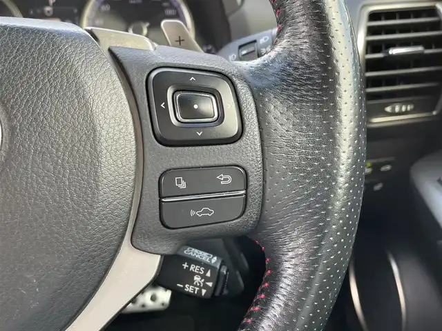 レクサス ＮＸ 300h Fスポーツ 佐賀県 2015(平27)年 8.3万km ブラック チルト＆スライド式ムーンルーフ/純正ナビゲーション/・AM/FM/CD/DVD/フルセグ/BT//・パノラミックビューモニター/赤黒コンビレザーシート/・パワーシート「運転席/助手席」/・シートベンチレーション「運転席/助手席」/・シートヒーター「運転席/助手席」/・シートメモリー/ブラインドスポットモニター/レーダー探知機/パドルシフト/ステアリングヒーター/パワーバックドア/電動パーキングブレーキ/・オートホールド機能付/純正18インチアルミホイール/純正フロアマット/革巻きステアリング/ステアリングリモコン/USB入力端子/スマートキー/ETC/新車保証書/取扱説明書/スペアキー1本/プリクラッシュセーフティシステム（PCS）/・レーダークルーズコントロール/・レーンディパーチャーアラート（LDA：車線逸脱警報）/・オートマチックハイビーム（AHB）/・リヤクロストラフィックアラート（RCTA） /・VSC（車両安定制御システム）/・TRC（トラクションコントロール）/・ABS（アンチロックブレーキシステム）/・EBD（電子制動力配分制御）/・ヒルスタートアシストコントロール
