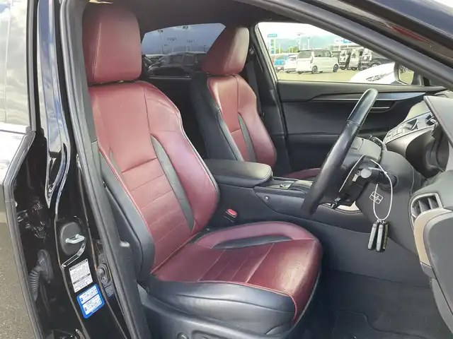 レクサス ＮＸ 300h Fスポーツ 佐賀県 2015(平27)年 8.3万km ブラック チルト＆スライド式ムーンルーフ/純正ナビゲーション/・AM/FM/CD/DVD/フルセグ/BT//・パノラミックビューモニター/赤黒コンビレザーシート/・パワーシート「運転席/助手席」/・シートベンチレーション「運転席/助手席」/・シートヒーター「運転席/助手席」/・シートメモリー/ブラインドスポットモニター/レーダー探知機/パドルシフト/ステアリングヒーター/パワーバックドア/電動パーキングブレーキ/・オートホールド機能付/純正18インチアルミホイール/純正フロアマット/革巻きステアリング/ステアリングリモコン/USB入力端子/スマートキー/ETC/新車保証書/取扱説明書/スペアキー1本/プリクラッシュセーフティシステム（PCS）/・レーダークルーズコントロール/・レーンディパーチャーアラート（LDA：車線逸脱警報）/・オートマチックハイビーム（AHB）/・リヤクロストラフィックアラート（RCTA） /・VSC（車両安定制御システム）/・TRC（トラクションコントロール）/・ABS（アンチロックブレーキシステム）/・EBD（電子制動力配分制御）/・ヒルスタートアシストコントロール