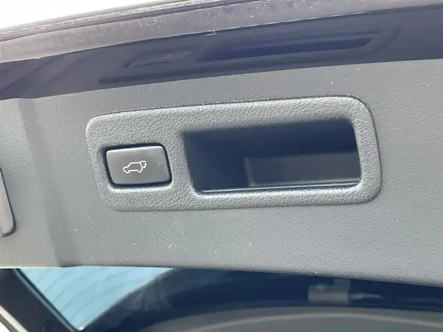 レクサス ＮＸ 300h Fスポーツ 佐賀県 2015(平27)年 8.3万km ブラック チルト＆スライド式ムーンルーフ/純正ナビゲーション/・AM/FM/CD/DVD/フルセグ/BT//・パノラミックビューモニター/赤黒コンビレザーシート/・パワーシート「運転席/助手席」/・シートベンチレーション「運転席/助手席」/・シートヒーター「運転席/助手席」/・シートメモリー/ブラインドスポットモニター/レーダー探知機/パドルシフト/ステアリングヒーター/パワーバックドア/電動パーキングブレーキ/・オートホールド機能付/純正18インチアルミホイール/純正フロアマット/革巻きステアリング/ステアリングリモコン/USB入力端子/スマートキー/ETC/新車保証書/取扱説明書/スペアキー1本/プリクラッシュセーフティシステム（PCS）/・レーダークルーズコントロール/・レーンディパーチャーアラート（LDA：車線逸脱警報）/・オートマチックハイビーム（AHB）/・リヤクロストラフィックアラート（RCTA） /・VSC（車両安定制御システム）/・TRC（トラクションコントロール）/・ABS（アンチロックブレーキシステム）/・EBD（電子制動力配分制御）/・ヒルスタートアシストコントロール