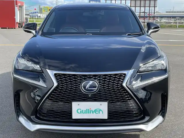 レクサス ＮＸ 300h Fスポーツ 佐賀県 2015(平27)年 8.3万km ブラック チルト＆スライド式ムーンルーフ/純正ナビゲーション/・AM/FM/CD/DVD/フルセグ/BT//・パノラミックビューモニター/赤黒コンビレザーシート/・パワーシート「運転席/助手席」/・シートベンチレーション「運転席/助手席」/・シートヒーター「運転席/助手席」/・シートメモリー/ブラインドスポットモニター/レーダー探知機/パドルシフト/ステアリングヒーター/パワーバックドア/電動パーキングブレーキ/・オートホールド機能付/純正18インチアルミホイール/純正フロアマット/革巻きステアリング/ステアリングリモコン/USB入力端子/スマートキー/ETC/新車保証書/取扱説明書/スペアキー1本/プリクラッシュセーフティシステム（PCS）/・レーダークルーズコントロール/・レーンディパーチャーアラート（LDA：車線逸脱警報）/・オートマチックハイビーム（AHB）/・リヤクロストラフィックアラート（RCTA） /・VSC（車両安定制御システム）/・TRC（トラクションコントロール）/・ABS（アンチロックブレーキシステム）/・EBD（電子制動力配分制御）/・ヒルスタートアシストコントロール
