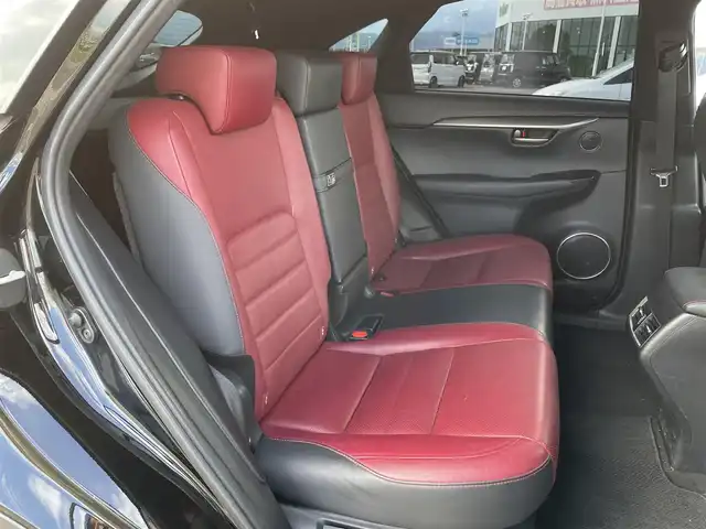 レクサス ＮＸ 300h Fスポーツ 佐賀県 2015(平27)年 8.3万km ブラック チルト＆スライド式ムーンルーフ/純正ナビゲーション/・AM/FM/CD/DVD/フルセグ/BT//・パノラミックビューモニター/赤黒コンビレザーシート/・パワーシート「運転席/助手席」/・シートベンチレーション「運転席/助手席」/・シートヒーター「運転席/助手席」/・シートメモリー/ブラインドスポットモニター/レーダー探知機/パドルシフト/ステアリングヒーター/パワーバックドア/電動パーキングブレーキ/・オートホールド機能付/純正18インチアルミホイール/純正フロアマット/革巻きステアリング/ステアリングリモコン/USB入力端子/スマートキー/ETC/新車保証書/取扱説明書/スペアキー1本/プリクラッシュセーフティシステム（PCS）/・レーダークルーズコントロール/・レーンディパーチャーアラート（LDA：車線逸脱警報）/・オートマチックハイビーム（AHB）/・リヤクロストラフィックアラート（RCTA） /・VSC（車両安定制御システム）/・TRC（トラクションコントロール）/・ABS（アンチロックブレーキシステム）/・EBD（電子制動力配分制御）/・ヒルスタートアシストコントロール