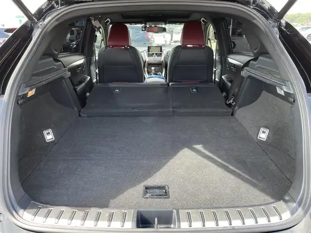 レクサス ＮＸ 300h Fスポーツ 佐賀県 2015(平27)年 8.3万km ブラック チルト＆スライド式ムーンルーフ/純正ナビゲーション/・AM/FM/CD/DVD/フルセグ/BT//・パノラミックビューモニター/赤黒コンビレザーシート/・パワーシート「運転席/助手席」/・シートベンチレーション「運転席/助手席」/・シートヒーター「運転席/助手席」/・シートメモリー/ブラインドスポットモニター/レーダー探知機/パドルシフト/ステアリングヒーター/パワーバックドア/電動パーキングブレーキ/・オートホールド機能付/純正18インチアルミホイール/純正フロアマット/革巻きステアリング/ステアリングリモコン/USB入力端子/スマートキー/ETC/新車保証書/取扱説明書/スペアキー1本/プリクラッシュセーフティシステム（PCS）/・レーダークルーズコントロール/・レーンディパーチャーアラート（LDA：車線逸脱警報）/・オートマチックハイビーム（AHB）/・リヤクロストラフィックアラート（RCTA） /・VSC（車両安定制御システム）/・TRC（トラクションコントロール）/・ABS（アンチロックブレーキシステム）/・EBD（電子制動力配分制御）/・ヒルスタートアシストコントロール