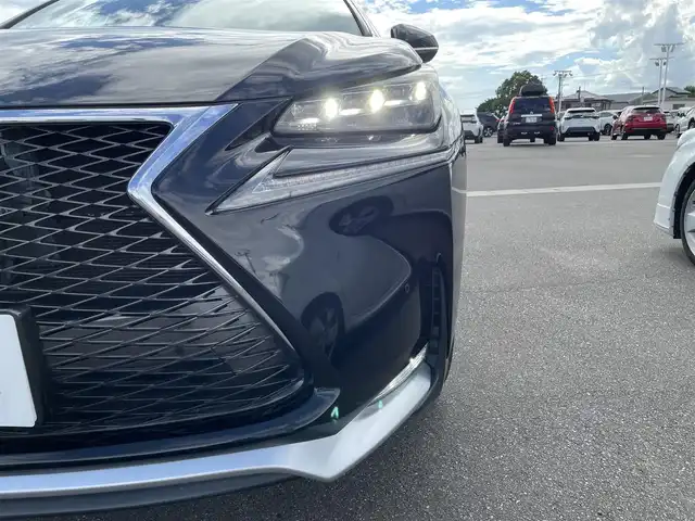 レクサス ＮＸ 300h Fスポーツ 佐賀県 2015(平27)年 8.3万km ブラック チルト＆スライド式ムーンルーフ/純正ナビゲーション/・AM/FM/CD/DVD/フルセグ/BT//・パノラミックビューモニター/赤黒コンビレザーシート/・パワーシート「運転席/助手席」/・シートベンチレーション「運転席/助手席」/・シートヒーター「運転席/助手席」/・シートメモリー/ブラインドスポットモニター/レーダー探知機/パドルシフト/ステアリングヒーター/パワーバックドア/電動パーキングブレーキ/・オートホールド機能付/純正18インチアルミホイール/純正フロアマット/革巻きステアリング/ステアリングリモコン/USB入力端子/スマートキー/ETC/新車保証書/取扱説明書/スペアキー1本/プリクラッシュセーフティシステム（PCS）/・レーダークルーズコントロール/・レーンディパーチャーアラート（LDA：車線逸脱警報）/・オートマチックハイビーム（AHB）/・リヤクロストラフィックアラート（RCTA） /・VSC（車両安定制御システム）/・TRC（トラクションコントロール）/・ABS（アンチロックブレーキシステム）/・EBD（電子制動力配分制御）/・ヒルスタートアシストコントロール