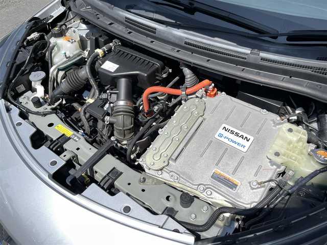 日産 ノート e－パワー X 千葉県 2018(平30)年 1.4万km ブリリアントシルバー 衝突被害低減ブレーキ/レーダークルーズ/レーンキープアシスト/前後ドライブレコーダー（SDなし）/全方位カメラ/ディーラーOPナビ/　・フルセグTV/CD/SD/DVD/Blue Tooth/LEDヘッドライト/　・オートライト/ETC/電格ミラー/ステアリングスイッチ/ドアバイザー/取説/保証書/スペアキー