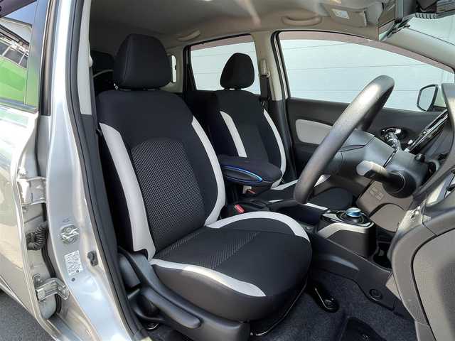 日産 ノート e－パワー X 千葉県 2018(平30)年 1.4万km ブリリアントシルバー 衝突被害低減ブレーキ/レーダークルーズ/レーンキープアシスト/前後ドライブレコーダー（SDなし）/全方位カメラ/ディーラーOPナビ/　・フルセグTV/CD/SD/DVD/Blue Tooth/LEDヘッドライト/　・オートライト/ETC/電格ミラー/ステアリングスイッチ/ドアバイザー/取説/保証書/スペアキー