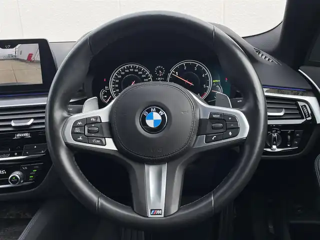 ＢＭＷ ５２３ｄ Mスポーツ 東京都 2017(平29)年 4.4万km ソフィスト・グレー・ブリリアント・エフェクト タッチパネルiDriveナビ/360°カメラ/Bluetooth接続/USB接続/インテリジェントセーフティパッケージ/アダプティブクルーズコントロール/LCW/LDW/ステアリングアシスト/アダプティブLEDヘッドライト/オートハイビーム/パドルシフト/レインセンサー/オートホールド/パワーバックドア/フットオープナー/ミラー型ETC/6色アンビエントL/D席/N席パワーシート/ドライブレコーダー/社外ブラックドニーG/社外センターキャップ/サイドエアバック/カーテンエアバック/純正19インチアルミホイール