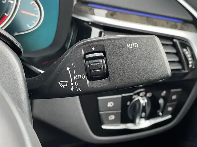 ＢＭＷ ５２３ｄ Mスポーツ 東京都 2017(平29)年 4.4万km ソフィスト・グレー・ブリリアント・エフェクト タッチパネルiDriveナビ/360°カメラ/Bluetooth接続/USB接続/インテリジェントセーフティパッケージ/アダプティブクルーズコントロール/LCW/LDW/ステアリングアシスト/アダプティブLEDヘッドライト/オートハイビーム/パドルシフト/レインセンサー/オートホールド/パワーバックドア/フットオープナー/ミラー型ETC/6色アンビエントL/D席/N席パワーシート/ドライブレコーダー/社外ブラックドニーG/社外センターキャップ/サイドエアバック/カーテンエアバック/純正19インチアルミホイール