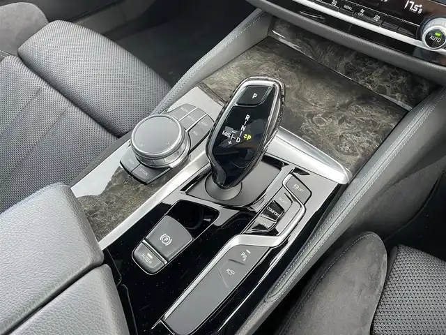 ＢＭＷ ５２３ｄ Mスポーツ 東京都 2017(平29)年 4.4万km ソフィスト・グレー・ブリリアント・エフェクト タッチパネルiDriveナビ/360°カメラ/Bluetooth接続/USB接続/インテリジェントセーフティパッケージ/アダプティブクルーズコントロール/LCW/LDW/ステアリングアシスト/アダプティブLEDヘッドライト/オートハイビーム/パドルシフト/レインセンサー/オートホールド/パワーバックドア/フットオープナー/ミラー型ETC/6色アンビエントL/D席/N席パワーシート/ドライブレコーダー/社外ブラックドニーG/社外センターキャップ/サイドエアバック/カーテンエアバック/純正19インチアルミホイール