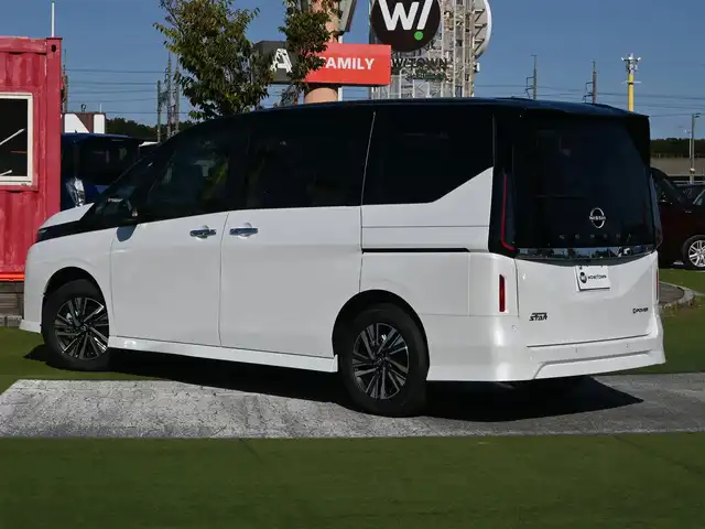 日産 セレナ e－パワー ハイウェイスター V 千葉県 2025(令7)年 0.1千km パールⅡ e-POWER　ハイウエイスターV　ヘッドランプ オートレベライザー+アダプティブLEDヘッドライトシステム+インテリジェント アラウンドビューモニター（移動物 検知機能付）+インテリジェント ルームミラー+アドバンスドドライブアシストディスプレイ（12.3インチカラーディスプレイ）+統合型インターフェースディスプレイ+ワイヤレス充電器+6スピーカー+NissanConnectナビゲーションシステム（地デジ内蔵）+車載通信ユニット（TCU［Telematics Control Unit］）+ETC2.0ユニット（ビルトインタイプ）+ドライブレコーダー（前後セット）+プロパイロット（ナビリンク機能付）+プロパイロット緊急停止支援システム（SOSコール機能付）+SOSコール（488/400円）/エマージェンシーブレーキ/プロパイロット/インテリジェントクルーズコントロール/インテリジェントルームミラー/ハンズフリー両側パワースライドドア/純正コネクトナビ/地デジTV/【Bluetooth接続】/アラウンドビューモニター/ドライブレコーダー/ワイヤレス充電/革巻きステアリング/ステアリングスイッチ/LEDヘッドライト/フォグライト/ウインカーミラー/コーナーセンサー/純正16インチアルミホイル