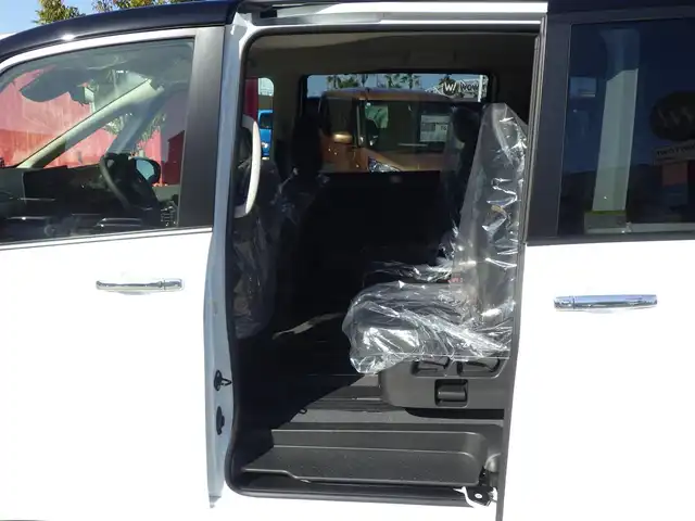 日産 セレナ e－パワー ハイウェイスター V 千葉県 2025(令7)年 0.1千km パールⅡ e-POWER　ハイウエイスターV　ヘッドランプ オートレベライザー+アダプティブLEDヘッドライトシステム+インテリジェント アラウンドビューモニター（移動物 検知機能付）+インテリジェント ルームミラー+アドバンスドドライブアシストディスプレイ（12.3インチカラーディスプレイ）+統合型インターフェースディスプレイ+ワイヤレス充電器+6スピーカー+NissanConnectナビゲーションシステム（地デジ内蔵）+車載通信ユニット（TCU［Telematics Control Unit］）+ETC2.0ユニット（ビルトインタイプ）+ドライブレコーダー（前後セット）+プロパイロット（ナビリンク機能付）+プロパイロット緊急停止支援システム（SOSコール機能付）+SOSコール（488/400円）/エマージェンシーブレーキ/プロパイロット/インテリジェントクルーズコントロール/インテリジェントルームミラー/ハンズフリー両側パワースライドドア/純正コネクトナビ/地デジTV/【Bluetooth接続】/アラウンドビューモニター/ドライブレコーダー/ワイヤレス充電/革巻きステアリング/ステアリングスイッチ/LEDヘッドライト/フォグライト/ウインカーミラー/コーナーセンサー/純正16インチアルミホイル