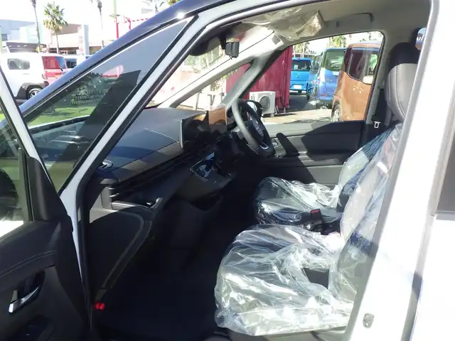 日産 セレナ e－パワー ハイウェイスター V 千葉県 2025(令7)年 0.1千km パールⅡ e-POWER　ハイウエイスターV　ヘッドランプ オートレベライザー+アダプティブLEDヘッドライトシステム+インテリジェント アラウンドビューモニター（移動物 検知機能付）+インテリジェント ルームミラー+アドバンスドドライブアシストディスプレイ（12.3インチカラーディスプレイ）+統合型インターフェースディスプレイ+ワイヤレス充電器+6スピーカー+NissanConnectナビゲーションシステム（地デジ内蔵）+車載通信ユニット（TCU［Telematics Control Unit］）+ETC2.0ユニット（ビルトインタイプ）+ドライブレコーダー（前後セット）+プロパイロット（ナビリンク機能付）+プロパイロット緊急停止支援システム（SOSコール機能付）+SOSコール（488/400円）/エマージェンシーブレーキ/プロパイロット/インテリジェントクルーズコントロール/インテリジェントルームミラー/ハンズフリー両側パワースライドドア/純正コネクトナビ/地デジTV/【Bluetooth接続】/アラウンドビューモニター/ドライブレコーダー/ワイヤレス充電/革巻きステアリング/ステアリングスイッチ/LEDヘッドライト/フォグライト/ウインカーミラー/コーナーセンサー/純正16インチアルミホイル