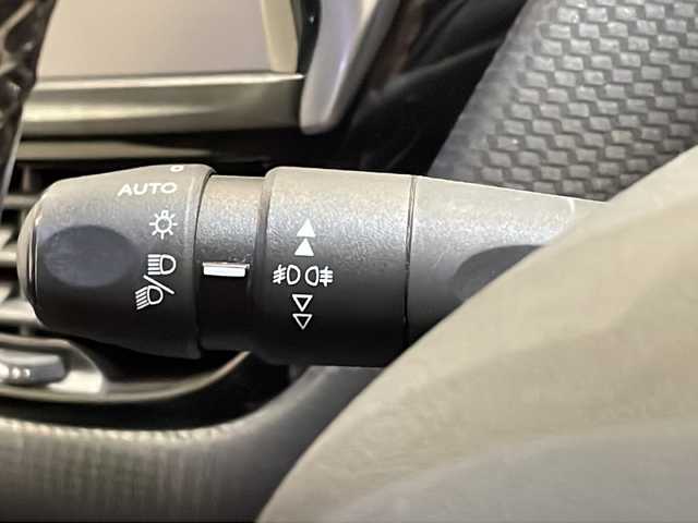 プジョー ２００８ アリュール 新潟県 2019(平31)年 3.5万km 白 バックカメラ/Bluetooth通話/ETC/シートヒーター（D席、N席）/ドライブレコーダー/クルーズコントロール/横滑り防止装置/レーンアシスト/盗難防止装置/衝突被害軽減システム/アイドリングストップ/ディスプレイオーディオ