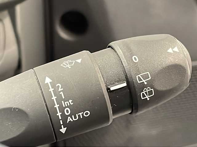 プジョー ２００８ アリュール 新潟県 2019(平31)年 3.5万km 白 バックカメラ/Bluetooth通話/ETC/シートヒーター（D席、N席）/ドライブレコーダー/クルーズコントロール/横滑り防止装置/レーンアシスト/盗難防止装置/衝突被害軽減システム/アイドリングストップ/ディスプレイオーディオ