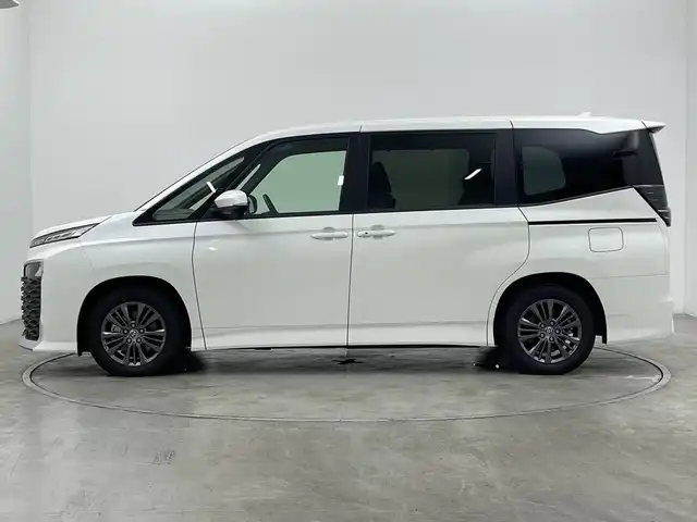 トヨタ ヴォクシー ハイブリッド S－G 群馬県 2025(令7)年 0.7万km ホワイトパールクリスタルシャイン 純正１０．５型ナビ　バックカメラ　衝突被害軽減ブレーキ　アダプティブクルーズコントロール　両側電動スライドドア　ビルトインETC ハーフレザーシート　オートハイビーム　純正ビルトインETC2.0 禁煙