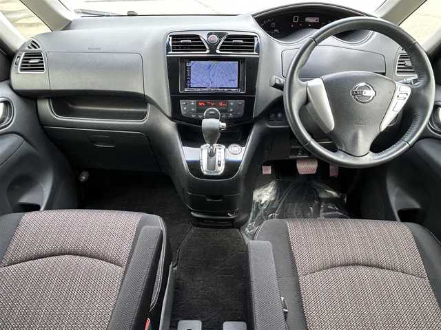 日産 セレナ HWS S HV Vセレ +Sefty 佐賀県 2015(平27)年 10.4万km ブリリアントホワイトパール 社外メモリーナビゲーション/・フルセグTV/CD/DVD/SD/USB/Bluetooth/フリップダウンモニター/バックカメラ/ETC/両側パワースライドドア/後席エアコン/後席サンシェード/ISOFIX対応/革巻きステアリング/純正16インチアルミホイール/純正LEDヘッドライト/純正フォグランプ/純正フロアマット/純正ドアバイザ―/新車保証書/取扱説明書/スペアキー１本/クルーズコントロール/レーンディパーチャーワーニング/横滑り防止装置