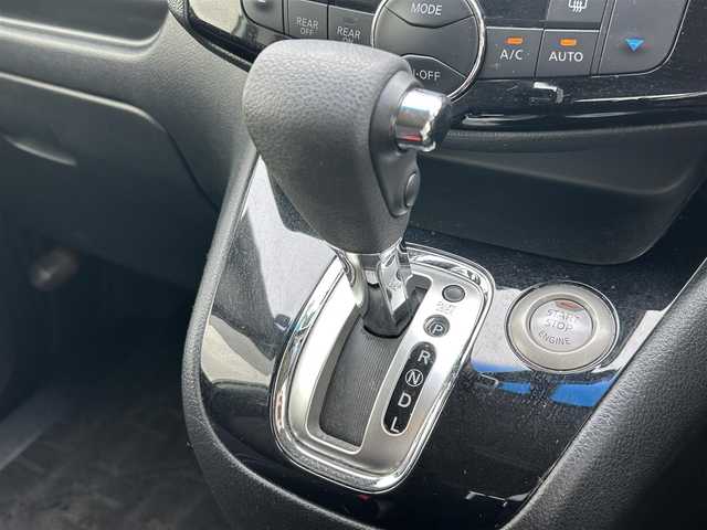 日産 セレナ HWS S HV Vセレ +Sefty 佐賀県 2015(平27)年 10.4万km ブリリアントホワイトパール 社外メモリーナビゲーション/・フルセグTV/CD/DVD/SD/USB/Bluetooth/フリップダウンモニター/バックカメラ/ETC/両側パワースライドドア/後席エアコン/後席サンシェード/ISOFIX対応/革巻きステアリング/純正16インチアルミホイール/純正LEDヘッドライト/純正フォグランプ/純正フロアマット/純正ドアバイザ―/新車保証書/取扱説明書/スペアキー１本/クルーズコントロール/レーンディパーチャーワーニング/横滑り防止装置