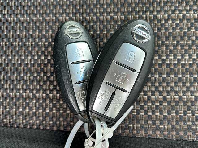 日産 セレナ HWS S HV Vセレ +Sefty 佐賀県 2015(平27)年 10.4万km ブリリアントホワイトパール 社外メモリーナビゲーション/・フルセグTV/CD/DVD/SD/USB/Bluetooth/フリップダウンモニター/バックカメラ/ETC/両側パワースライドドア/後席エアコン/後席サンシェード/ISOFIX対応/革巻きステアリング/純正16インチアルミホイール/純正LEDヘッドライト/純正フォグランプ/純正フロアマット/純正ドアバイザ―/新車保証書/取扱説明書/スペアキー１本/クルーズコントロール/レーンディパーチャーワーニング/横滑り防止装置