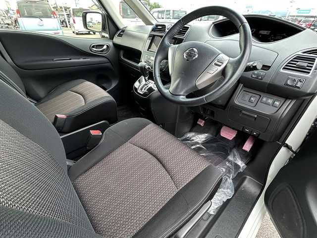 日産 セレナ HWS S HV Vセレ +Sefty 佐賀県 2015(平27)年 10.4万km ブリリアントホワイトパール 社外メモリーナビゲーション/・フルセグTV/CD/DVD/SD/USB/Bluetooth/フリップダウンモニター/バックカメラ/ETC/両側パワースライドドア/後席エアコン/後席サンシェード/ISOFIX対応/革巻きステアリング/純正16インチアルミホイール/純正LEDヘッドライト/純正フォグランプ/純正フロアマット/純正ドアバイザ―/新車保証書/取扱説明書/スペアキー１本/クルーズコントロール/レーンディパーチャーワーニング/横滑り防止装置