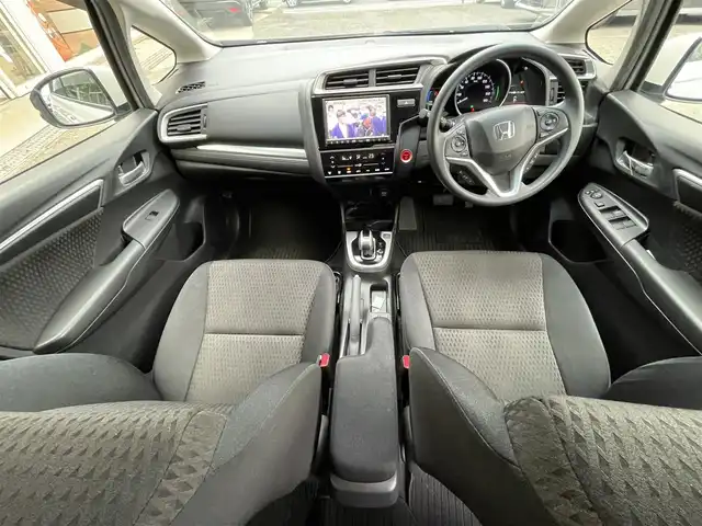 ホンダ フィット ハイブリット Fコンフォートエディション 長崎県 2019(令1)年 10.3万km プラチナホワイトパール 登録時102565km/純正ナビ/・TV/・Bluetooth/・DVD/ビルトインETC/バックカメラ/シートヒーター/レーダークルーズコントロール/ドライブレコーダー/電動格納ミラー/ドアバイザー