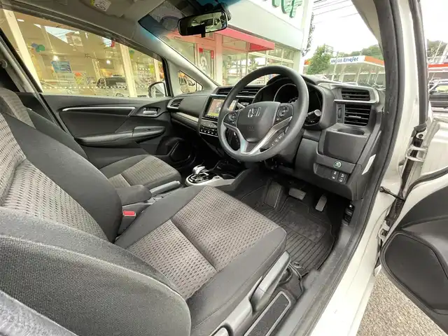 ホンダ フィット ハイブリット Fコンフォートエディション 長崎県 2019(令1)年 10.3万km プラチナホワイトパール 登録時102565km/純正ナビ/・TV/・Bluetooth/・DVD/ビルトインETC/バックカメラ/シートヒーター/レーダークルーズコントロール/ドライブレコーダー/電動格納ミラー/ドアバイザー