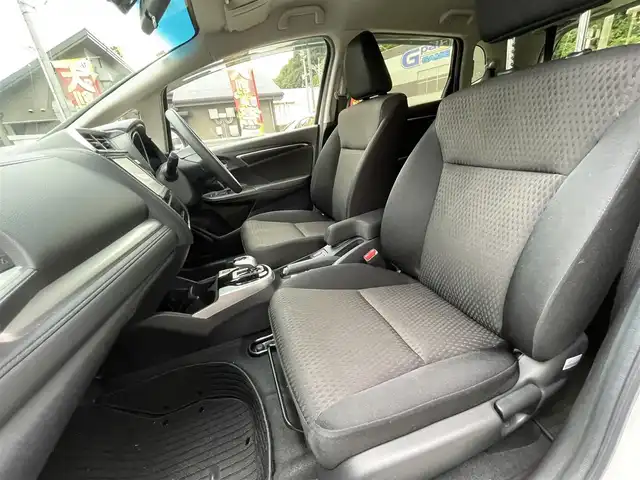 ホンダ フィット ハイブリット Fコンフォートエディション 長崎県 2019(令1)年 10.3万km プラチナホワイトパール 登録時102565km/純正ナビ/・TV/・Bluetooth/・DVD/ビルトインETC/バックカメラ/シートヒーター/レーダークルーズコントロール/ドライブレコーダー/電動格納ミラー/ドアバイザー