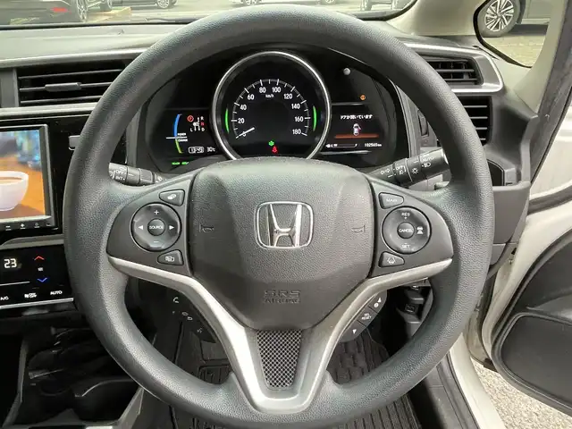 ホンダ フィット ハイブリット Fコンフォートエディション 長崎県 2019(令1)年 10.3万km プラチナホワイトパール 登録時102565km/純正ナビ/・TV/・Bluetooth/・DVD/ビルトインETC/バックカメラ/シートヒーター/レーダークルーズコントロール/ドライブレコーダー/電動格納ミラー/ドアバイザー