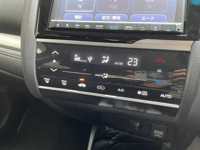 ホンダ フィット ハイブリット Fコンフォートエディション 長崎県 2019(令1)年 10.3万km プラチナホワイトパール 登録時102565km/純正ナビ/・TV/・Bluetooth/・DVD/ビルトインETC/バックカメラ/シートヒーター/レーダークルーズコントロール/ドライブレコーダー/電動格納ミラー/ドアバイザー