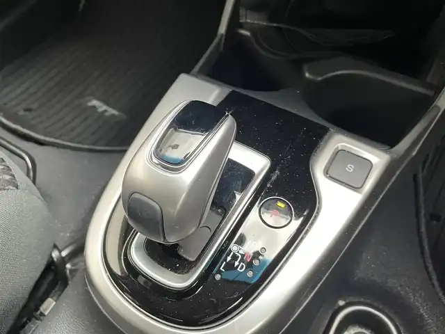 ホンダ フィット ハイブリット Fコンフォートエディション 長崎県 2019(令1)年 10.3万km プラチナホワイトパール 登録時102565km/純正ナビ/・TV/・Bluetooth/・DVD/ビルトインETC/バックカメラ/シートヒーター/レーダークルーズコントロール/ドライブレコーダー/電動格納ミラー/ドアバイザー