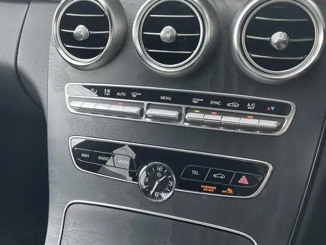 メルセデス・ベンツ Ｃ２００ アバンギャルド AMGライン 山梨県 2019(平31)年 4.5万km ダイヤモンドホワイト レーダーセーフティP /黒革（ARTICOレザー）/前席シートヒーター/純正ＨＤＤナビ/バックカメラ/フルセグTV/AppleCarPlay/パイロットディストロニック　/LＫＡ　/ＢＳＡ　/エアサスペンション　/アンビエントライト　/ＬＥＤヘッドライト/オートハイビーム/トランクオープナー　/純正１８インチＡＷ