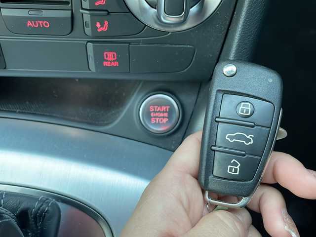 アウディ Ｑ３ 2．0 TFSI クワトロ 170PS Sライン 大阪府 2014(平26)年 2.6万km 黒Ｍ 純正メーカーナビ/バックカメラ/ビルトインETC/RAYs２０インチAW/アイドリングストップ/ルーフレール/LEDヘッドライト/フォグランプ/革巻きステアリング/コーナーセンサー/トノカバー/保証書/取扱説明書/スペアキー1本