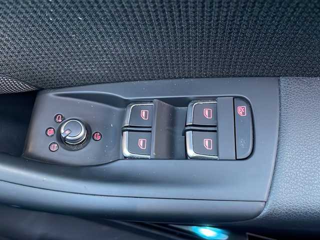 アウディ Ｑ３ 2．0 TFSI クワトロ 170PS Sライン 大阪府 2014(平26)年 2.6万km 黒Ｍ 純正メーカーナビ/バックカメラ/ビルトインETC/RAYs２０インチAW/アイドリングストップ/ルーフレール/LEDヘッドライト/フォグランプ/革巻きステアリング/コーナーセンサー/トノカバー/保証書/取扱説明書/スペアキー1本