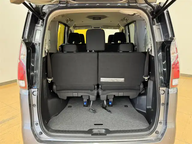 日産 セレナ X V 群馬県 2020(令2)年 8.1万km ダークメタルグレー 安全装備/・衝突軽減ブレーキ/・ブラインドスポットモニター/・アラウンドビューモニター/・コーナーセンサー/・レーンキープアシスト/・オートライト/・クルーズコントロール/純正9インチナビ/・AM/FM/フルセグTV/・Bluetooth/CD/DVD/両側電動スライドドア/ETC/前後ドライブレコーダー/リアカーテン/純正フロアマット/純正16インチアルミホイール/スマートキー/プッシュスタート