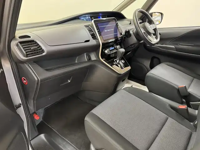 日産 セレナ X V 群馬県 2020(令2)年 8.1万km ダークメタルグレー 安全装備/・衝突軽減ブレーキ/・ブラインドスポットモニター/・アラウンドビューモニター/・コーナーセンサー/・レーンキープアシスト/・オートライト/・クルーズコントロール/純正9インチナビ/・AM/FM/フルセグTV/・Bluetooth/CD/DVD/両側電動スライドドア/ETC/前後ドライブレコーダー/リアカーテン/純正フロアマット/純正16インチアルミホイール/スマートキー/プッシュスタート