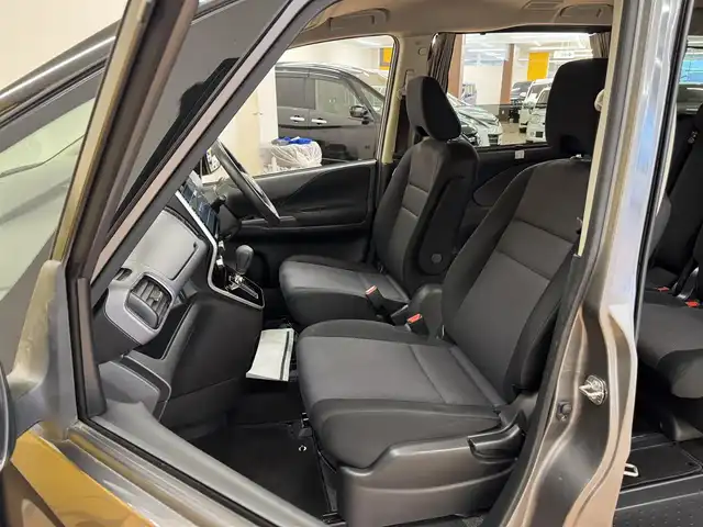 日産 セレナ X V 群馬県 2020(令2)年 8.1万km ダークメタルグレー 安全装備/・衝突軽減ブレーキ/・ブラインドスポットモニター/・アラウンドビューモニター/・コーナーセンサー/・レーンキープアシスト/・オートライト/・クルーズコントロール/純正9インチナビ/・AM/FM/フルセグTV/・Bluetooth/CD/DVD/両側電動スライドドア/ETC/前後ドライブレコーダー/リアカーテン/純正フロアマット/純正16インチアルミホイール/スマートキー/プッシュスタート