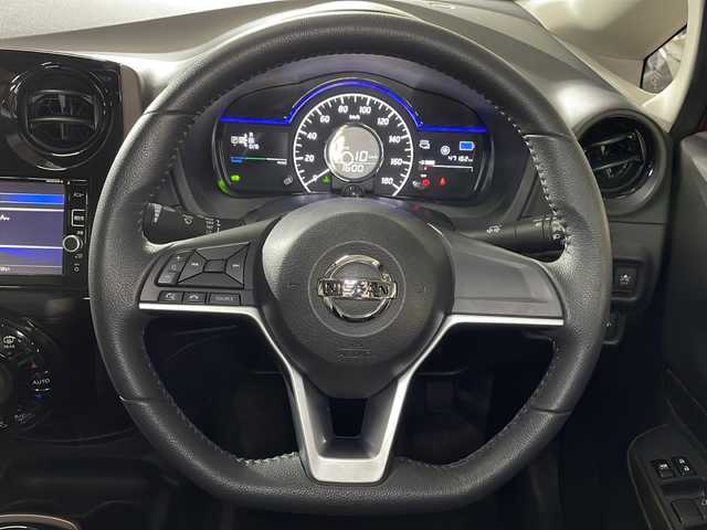 日産 ノート e－パワー メダリスト 広島県 2017(平29)年 4.8万km ガーネットレッド 純正ナビ/アラウンドビューモニター/インテリジェントルームミラー/ドラレコ/ＥＴＣ/フルセグ/コーナーセンサー/オートライト/レーンキープアシスト/フォグランプ/ＬＥＤヘッドライト/衝突軽減/踏み間違い防止/エアバッグ(運転席/助手席)/純正15インチアルミホイール(185/65/R15)