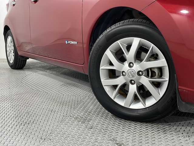 日産 ノート e－パワー メダリスト 広島県 2017(平29)年 4.8万km ガーネットレッド 純正ナビ/アラウンドビューモニター/インテリジェントルームミラー/ドラレコ/ＥＴＣ/フルセグ/コーナーセンサー/オートライト/レーンキープアシスト/フォグランプ/ＬＥＤヘッドライト/衝突軽減/踏み間違い防止/エアバッグ(運転席/助手席)/純正15インチアルミホイール(185/65/R15)