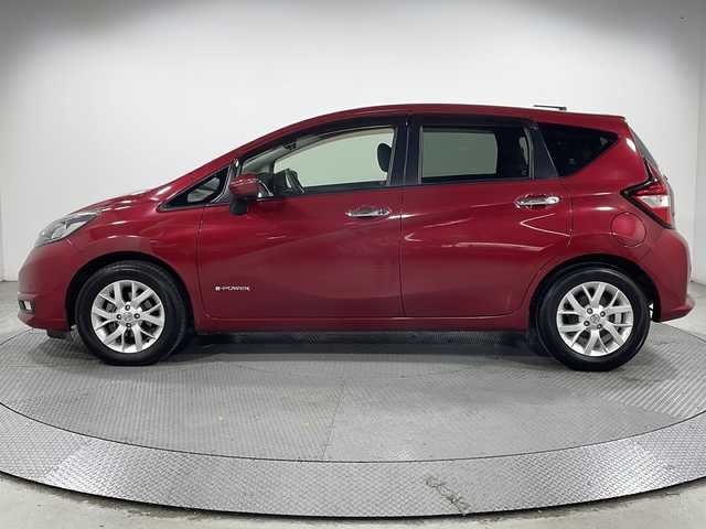 日産 ノート e－パワー メダリスト 広島県 2017(平29)年 4.8万km ガーネットレッド 純正ナビ/アラウンドビューモニター/インテリジェントルームミラー/ドラレコ/ＥＴＣ/フルセグ/コーナーセンサー/オートライト/レーンキープアシスト/フォグランプ/ＬＥＤヘッドライト/衝突軽減/踏み間違い防止/エアバッグ(運転席/助手席)/純正15インチアルミホイール(185/65/R15)