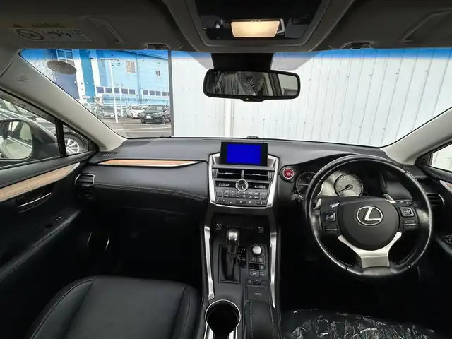 レクサス ＮＸ 200t バージョンL 熊本県 2014(平26)年 10万km シルバーM ４WD/純正ナビ/・CD/DVD/フルセグTV/BT/SD/USB/・バック、サイドカメラ/レーンディパーチャアラート/クルーズコントロール/ビルトインETC/アイドリングストップ/革巻きステアリング/・ステアリングリモコン/・パドルシフト/・ステアリングヒーター/黒革シート/・D/Nシートヒーター/・D/Nエアシート/・D/Nパワーシート/・D席メモリシート/LEDヘッドライト/オートライト/フォグランプ/オートマチックハイビーム/パドルシフト/ナノイー/純正AW付きサマータイヤ積み込み/カードキー/スマートキー/エンジンスターター