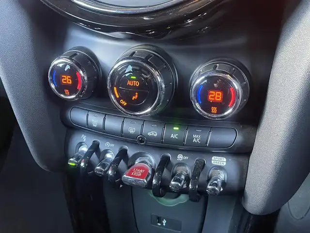 ＭＩＮＩ ミニ クーパー SD 愛知県 2020(令2)年 3.4万km ホワイト・シルバー ペッパーＰＫＧ　/インテリジェントセーフティ　/アクティブクルーズコントロール　/ナビ　/Ｂｌｕｅｔｏｏｔｈ　/バックカメラ　/コーナーセンサー　/コンフォートアクセス　/ＬＥＤオートライト　/ドライブレコーダー